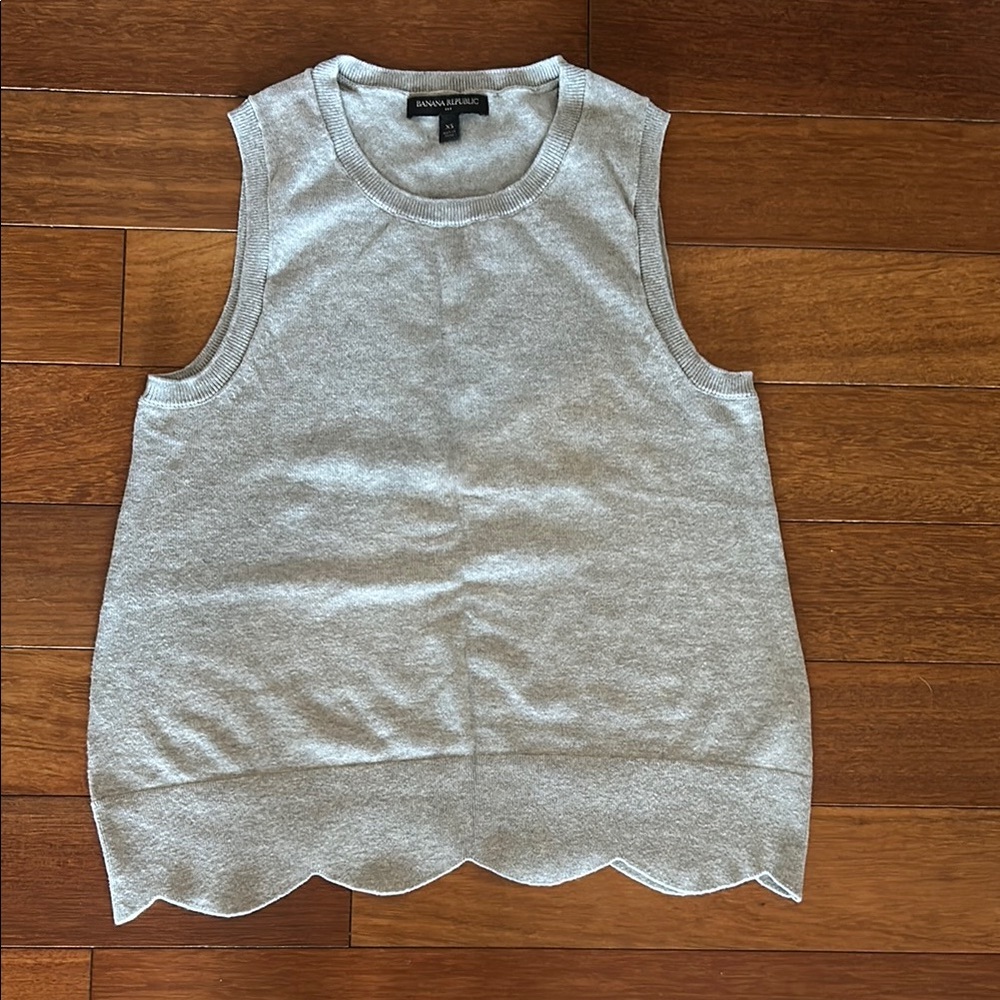 NWOT Banana Republic Scallop Hem Sleeveless Top XS
